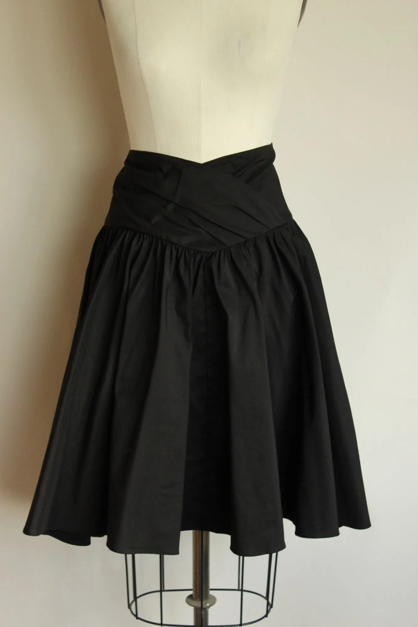 Diane von Furstenberg Studio LP Skirt, Pockets, Black Full Circle, Size Medium Large